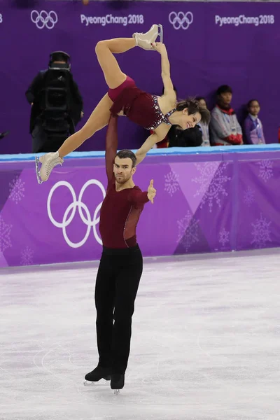 2018年2月15日 铜牌获得者梅根 Duhamel 和加拿大埃里克雷德福在2018冬季奥运会上在江陵冰舞台上表演的双滑冰自由滑冰 — 图库照片