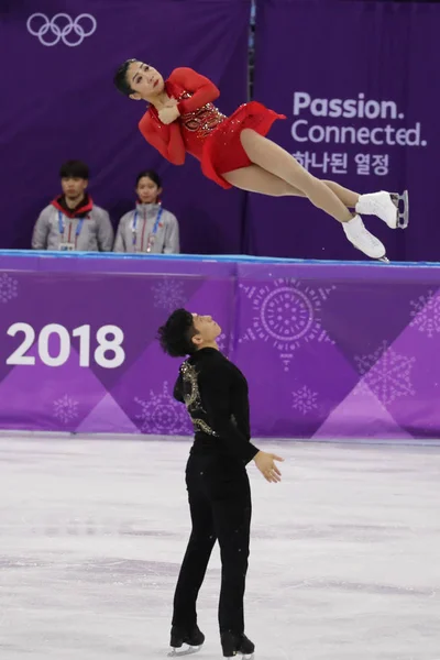 南朝鮮 2018 Wenjing Sui と中国の Cong 韓銀メダリスト実行でペア スケート フリースケーティング江陵市アイス アリーナで — ストック写真