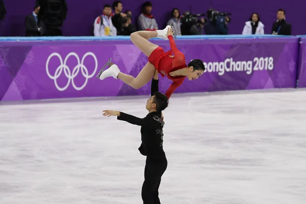 南朝鮮 2018 Wenjing Sui と中国の Cong 韓銀メダリスト実行でペア スケート フリースケーティング江陵市アイス アリーナで — ストック写真