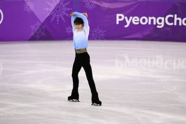 Nin Gangneung, Güney Kore - 16 Şubat 2018: iki kez Olimpiyat Şampiyonu Yuzuru Hanyu Japonya Erkekler tek buz pateni kısa programda 2018 Kış Olimpiyat Oyunları'nin Gangneung buz Arena gerçekleştirir
