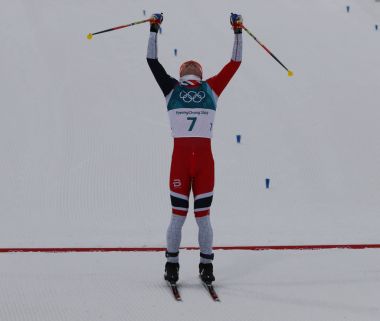 Pyeongchang, Güney Kore - 11 Şubat 2018: Olimpiyat Şampiyonu Simen Hegstad Krueger erkekler 15 km + 15 km Skiathlon 2018 Kış Olimpiyat Oyunları'nda toplu çıkış bitiş çizgisinde, Norveç