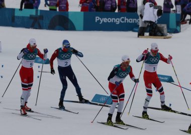 Pyeongchang, Güney Kore - 11 Şubat 2018: Erkekler 15 km + 15 km Skiathlon 2018 Kış Olimpiyat Oyunları Alpensia Kayak merkezinde toplu çıkış kayakçı rekabet