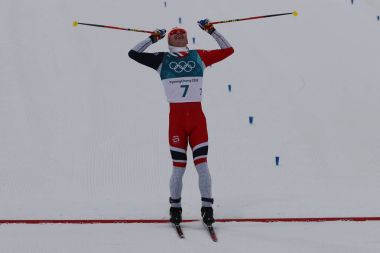 Pyeongchang, Güney Kore - 11 Şubat 2018: Olimpiyat Şampiyonu Simen Hegstad Krueger erkekler 15 km + 15 km Skiathlon 2018 Kış Olimpiyat Oyunları'nda toplu çıkış bitiş çizgisinde, Norveç