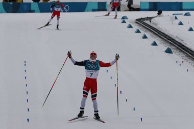 Pyeongchang, Güney Kore - 11 Şubat 2018: Olimpiyat Şampiyonu Simen Hegstad Krueger erkekler 15 km + 15 km Skiathlon 2018 Kış Olimpiyat Oyunları'nda toplu çıkış bitiş çizgisinde, Norveç