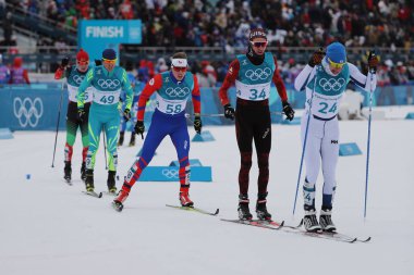 Pyeongchang, Güney Kore - 11 Şubat 2018: Erkekler 15 km + 15 km Skiathlon 2018 Kış Olimpiyat Oyunları Alpensia Kayak merkezinde toplu çıkış kayakçı rekabet