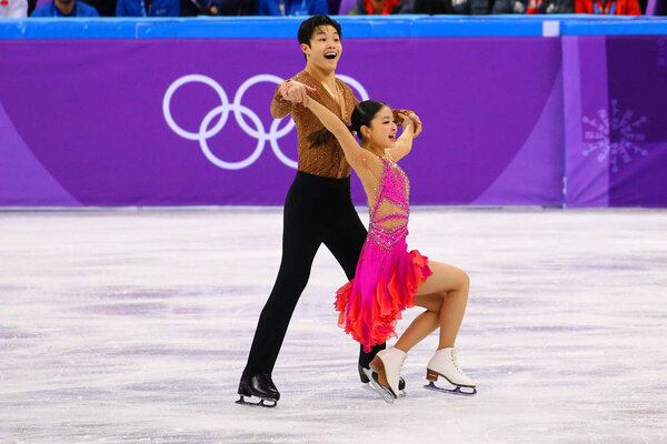 ГАНГНЮНГ, ЮЖНАЯ КОРЕЯ - 11 февраля 2018 года: Бронзовые призеры Майя Шибутани и я Алекс Шибутани из США выступают в командном турнире по короткому танцу на льду на зимних Олимпийских играх 2018 года

