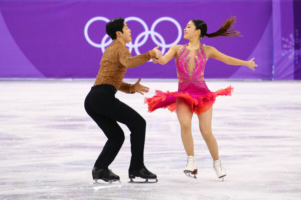 ГАНГНЮНГ, ЮЖНАЯ КОРЕЯ - 11 февраля 2018 года: Бронзовые призеры Майя Шибутани и я Алекс Шибутани из США выступают в командном турнире по короткому танцу на льду на зимних Олимпийских играх 2018 года
