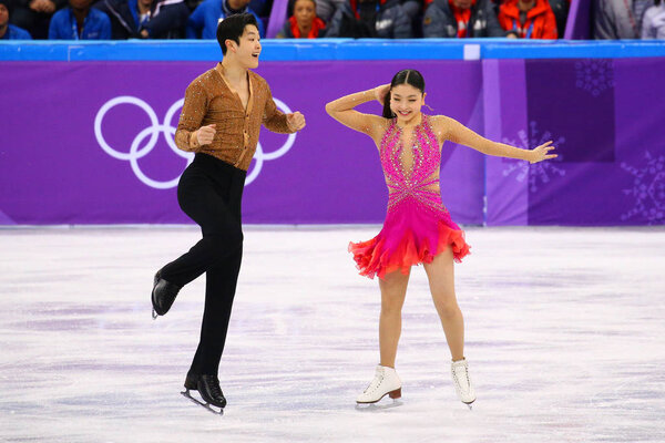 ГАНГНЮНГ, ЮЖНАЯ КОРЕЯ - 11 февраля 2018 года: Бронзовые призеры Майя Шибутани и я Алекс Шибутани из США выступают в командном турнире по короткому танцу на льду на зимних Олимпийских играх 2018 года
