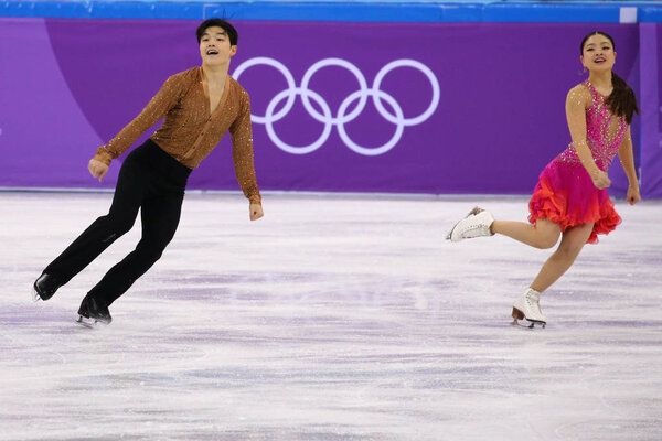 ГАНГНЮНГ, ЮЖНАЯ КОРЕЯ - 11 февраля 2018 года: Бронзовые призеры Майя Шибутани и я Алекс Шибутани из США выступают в командном турнире по короткому танцу на льду на зимних Олимпийских играх 2018 года
