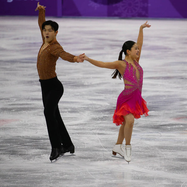ГАНГНЮНГ, ЮЖНАЯ КОРЕЯ - 11 февраля 2018 года: Бронзовые призеры Майя Шибутани и я Алекс Шибутани из США выступают в командном турнире по короткому танцу на льду на зимних Олимпийских играх 2018 года
