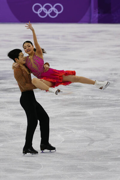 ГАНГНЮНГ, ЮЖНАЯ КОРЕЯ - 11 февраля 2018 года: Бронзовые призеры Майя Шибутани и я Алекс Шибутани из США выступают в командном турнире по короткому танцу на льду на зимних Олимпийских играх 2018 года
