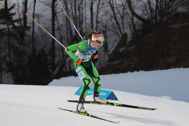 Pyeongchang, Güney Kore - 15 Şubat 2018: Darya Domracheva Beyaz Rusya'nın birlikte buz dansında yarışmaktadır Biatlon içinde kadınlar'ın Olimpiyat Şampiyonu 15km bireysel 2018 Kış Olimpiyatları'nda Alpensia Biatlon Merkezi 