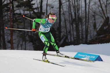 Pyeongchang, Güney Kore - 15 Şubat 2018: Darya Domracheva Beyaz Rusya'nın birlikte buz dansında yarışmaktadır Biatlon içinde kadınlar'ın Olimpiyat Şampiyonu 15km bireysel 2018 Kış Olimpiyatları'nda Alpensia Biatlon Merkezi 