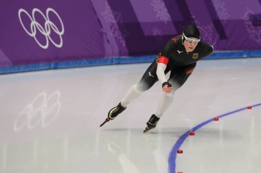 Nin Gangneung, Güney Kore - 16 Şubat 2018: Olimpiyat Şampiyonu Claudia Pechstein Almanya'nın rekabet bayanlar içinde beş kez 5000 m sürat pateni 2018 Kış Olimpiyat Oyunları'nin Gangneung Oval