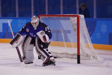 Kwandong, Güney Kore - 13 Şubat 2018: Olimpiyat Şampiyonu Team Usa kaleci Alex Rigsby önce kadın buz hokeyi ön eleme maçında takım olimpik atlet Rusya ile ısınma sırasında 
