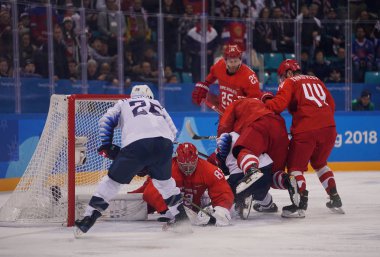 Tarihleri, Güney Kore - 17 Şubat 2018: Takım Amerika Birleşik Devletleri (beyaz içinde)--dan Rusya Erkekler Buz hokeyi ön takım olimpik atlet karşı eylem oyun 2018 Kış Olimpiyat Oyunları, yuvarlak