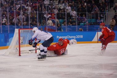 Tarihleri, Güney Kore - 17 Şubat 2018: Takım Amerika Birleşik Devletleri (beyaz içinde)--dan Rusya Erkekler Buz hokeyi ön takım olimpik atlet karşı eylem oyun 2018 Kış Olimpiyat Oyunları, yuvarlak
