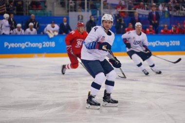 Nin Gangneung, Güney Kore - 17 Şubat 2018: Chad Billins Team Usa dan Rusya Erkekler Buz hokeyi oyunu 2018 Kış Olimpiyatları'nda yuvarlak ön takım olimpik atlet karşı eylem