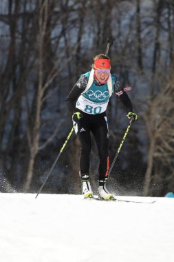 Pyeongchang, Güney Kore - 15 Şubat 2018: Biatlon içinde kadınlar'ın Olimpiyat Şampiyonu Laura Dahlmeier Almanya'nın rekabet 15km bireysel 2018 Kış Olimpiyatları Alpensia Biatlon Merkezi