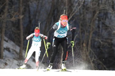 Pyeongchang, Güney Kore - 15 Şubat 2018: Biatlon içinde kadınlar'ın Olimpiyat Şampiyonu Laura Dahlmeier Almanya'nın rekabet 15km bireysel 2018 Kış Olimpiyatları Alpensia Biatlon Merkezi