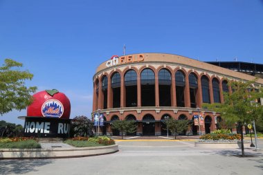 Flushing, New York - 5 Eylül 2017: ünlü Shea Stadyumu Home Run Apple Mets Plaza önünde Citi alan üzerinde ev büyük lig beyzbol takımı New York Mets Flushing, New York. 