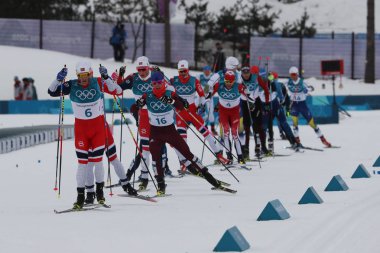 Pyeongchang, Güney Kore - 11 Şubat 2018: Erkekler 15 km + 15 km Skiathlon 2018 Kış Olimpiyat Oyunları Alpensia Kayak merkezinde toplu çıkış kayakçı rekabet
