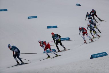 Pyeongchang, Güney Kore - 11 Şubat 2018: Erkekler 15 km + 15 km Skiathlon 2018 Kış Olimpiyat Oyunları Alpensia Kayak merkezinde toplu çıkış kayakçı rekabet