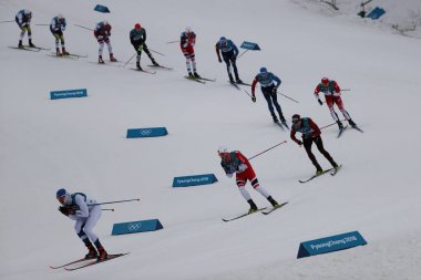 Pyeongchang, Güney Kore - 11 Şubat 2018: Erkekler 15 km + 15 km Skiathlon 2018 Kış Olimpiyat Oyunları Alpensia Kayak merkezinde toplu çıkış kayakçı rekabet