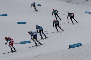 Pyeongchang, Güney Kore - 11 Şubat 2018: Erkekler 15 km + 15 km Skiathlon 2018 Kış Olimpiyat Oyunları Alpensia Kayak merkezinde toplu çıkış kayakçı rekabet
