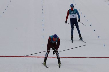 Pyeongchang, Güney Kore - 11 Şubat 2018: Denis Spitsov erkekler 15 km + 15 km Skiathlon 2018 Kış Olimpiyat Oyunları'nda toplu çıkış bitiş çizgisinde, Rusya ekibinden olimpik sporcu