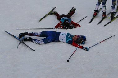 Pyeongchang, Güney Kore - 10 Şubat 2018: Jessica Diggins bayanlar 7.5 km + 7.5 km Skiathlon 2018 Kış Olimpiyat Oyunları'nda toplu çıkış bitirmek sonra Amerika Birleşik Devletleri
