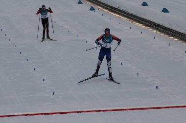Pyeongchang, Güney Kore - 10 Şubat 2018: Jessica Diggins bitiş çizgisine bayanlar 7.5 km + 7.5 km Skiathlon 2018 Kış Olimpiyat Oyunları'nda toplu çıkış sırasında Amerika Birleşik Devletleri