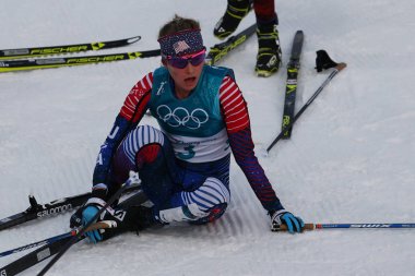 Pyeongchang, Güney Kore - 10 Şubat 2018: Jessica Diggins bayanlar 7.5 km + 7.5 km Skiathlon 2018 Kış Olimpiyat Oyunları'nda toplu çıkış bitirmek sonra Amerika Birleşik Devletleri