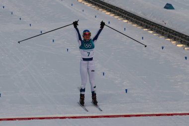 Pyeongchang, Güney Kore - 10 Şubat 2018: bronz madalya Krista Parmakoski Finlandiya'nın bitiş çizgisine bayanlar 7.5 km + 7.5 km Skiathlon 2018 Kış Olimpiyatları'nda toplu çıkış sırasında