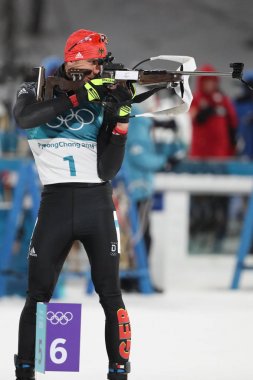 Pyeongchang, Güney Kore - 12 Şubat 2018: Olimpiyat Şampiyonu Arnd Peiffer Almanya'nın Alpensia Biatlon merkezinde 2018 Kış Olimpiyatları'nda biatlon erkekler 12.5 km takipte yarışıyor