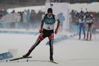 Pyeongchang, Güney Kore - 12 Şubat 2018: Julian Eberhard (Avusturya) Alpensia Biatlon merkezinde 2018 Kış Olimpiyatları'nda biatlon erkekler 12.5 km takipte yarışıyor