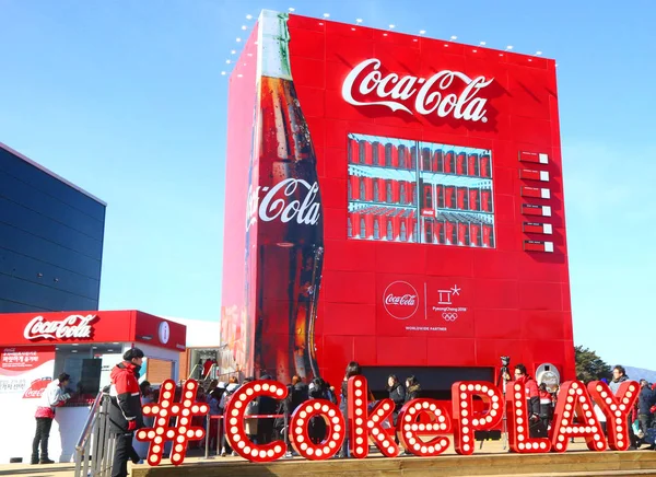 Gangneung Südkorea Februar 2018 Ein Meter Hoher Coca Cola Riesenautomat — Stockfoto