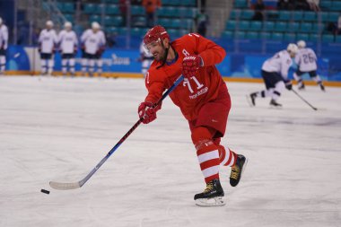 Nin Gangneung, Güney Kore - 17 Şubat 2018: Olimpiyat Şampiyonu Ilya Kovalchuk Rusya takımı Olimpiyat sporcu Erkekler Buz hokeyi oyun turunda ön sırasında takım ABD karşı eylem 