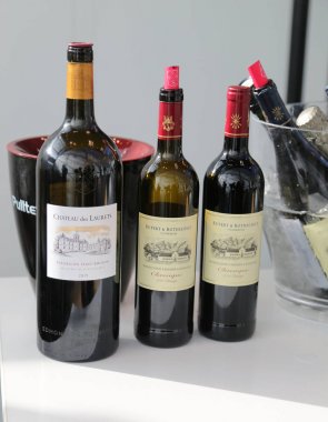 New York - 6 Mart 2018: Fransız şarapları Vinexpo New York Javits Convention Center ekranda. Vinexpo dünyanın her yerinden şarap ve alkollü profesyoneller için en büyük sergiler biridir