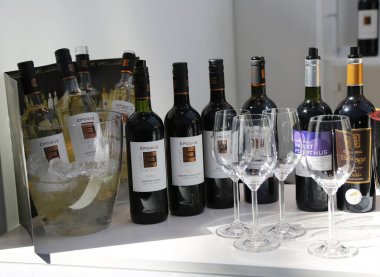 New York - 6 Mart 2018: Fransız şarapları Vinexpo New York Javits Convention Center ekranda. Vinexpo dünyanın her yerinden şarap ve alkollü profesyoneller için en büyük sergiler biridir