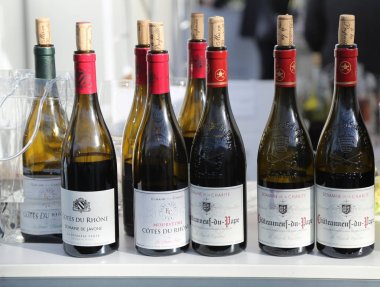 New York - 6 Mart 2018: Fransız şarapları Vinexpo New York Javits Convention Center ekranda. Vinexpo dünyanın her yerinden şarap ve alkollü profesyoneller için en büyük sergiler biridir