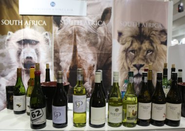 New York - 6 Mart 2018: ekranda Vinexpo New York Manhattan'ın Güney Afrikalı şaraplar. Vinexpo dünyanın her yerinden şarap ve alkollü profesyoneller için en büyük sergiler biridir