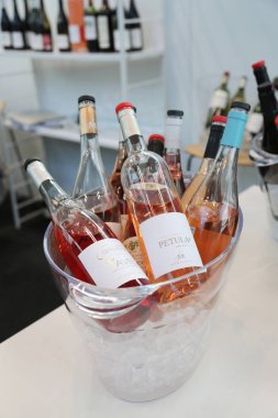 New York - 6 Mart 2018: Fransızca gül şaraplar Vinexpo New York Manhattan'daki ekranda. Vinexpo dünyanın her yerinden şarap ve alkollü profesyoneller için en büyük sergiler biridir