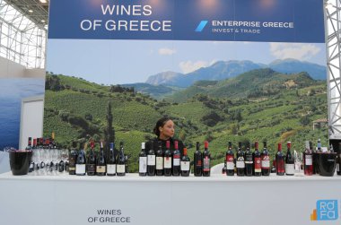 New York - 6 Mart 2018: Şaraplar Vinexpo New York Manhattan'daki sundu Yunanistan. Vinexpo dünyanın her yerinden şarap ve alkollü profesyoneller için en büyük sergiler biridir