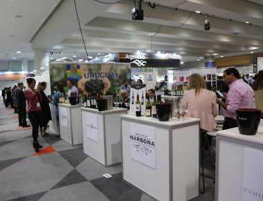 New York - 6 Mart 2018: Şaraplar Vinexpo New York Manhattan'daki sundu Uruguay. Vinexpo dünyanın her yerinden şarap ve alkollü profesyoneller için en büyük sergiler biridir