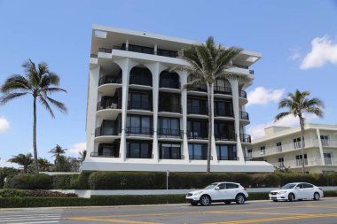 Palm Beach, Florida - 21 Mart 2018: Lüks condominiums adlı Güney Ocean Boulevard Palm Beach, FL Palm Beach Güney Florida, anakaradan Lake Worth lagün ile ayrılmış bir kasabada olduğunu