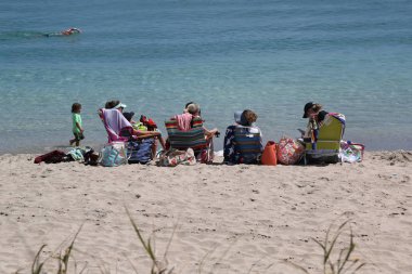 Palm Beach, Florida - 21 Mart 2018: Beach goers Palm Beach, Florida. Palm Beach Güney Florida, anakaradan Lake Worth lagün ile ayrılmış bir şehirdir