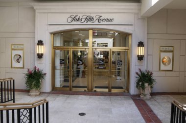 Palm Beach, Florida - 21 Mart 2018: Worth Avenue Palm beach, Florida, Saks Fifth Avenue saklayın. Bir Amerikan lüks mağaza Saks Fifth Avenue olduğunu 