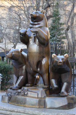 New York - 4 Mart 2018: Ayılar grup bronz heykel Central Park'taki Paul Manship tarafından. 