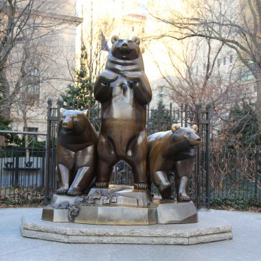 New York - 4 Mart 2018: Ayılar grup bronz heykel Central Park'taki Paul Manship tarafından. 